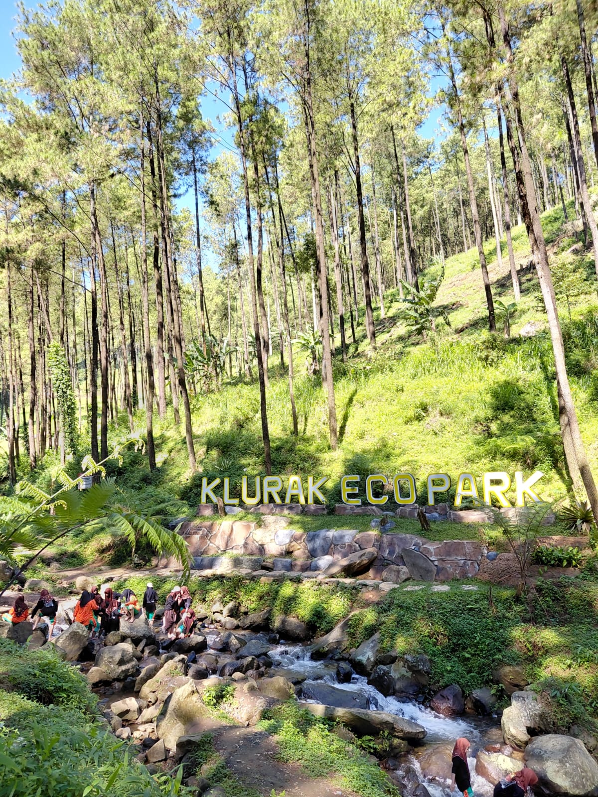 Jalan bersama santriwati MTs Amanatul Ummah, hiburan kenaikan kelas ke Klurak Eco Park